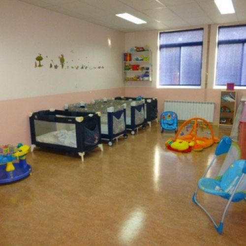 Aula rosa con equipamiento para bebés