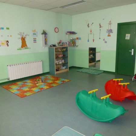 Aula verde con juegos para niñ@s