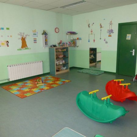 Aula verde con juegos para niñ@s